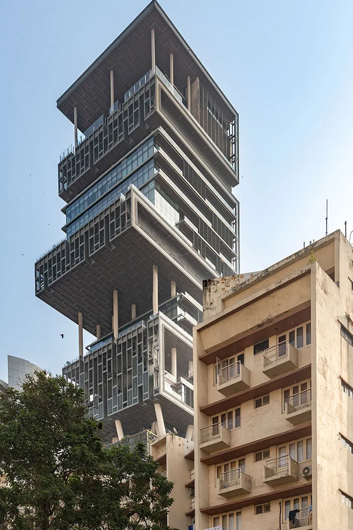 Hogar del hombre más rico de la India. Esta negligencia arquitectónica costó mil millones de dólares, por cierto.