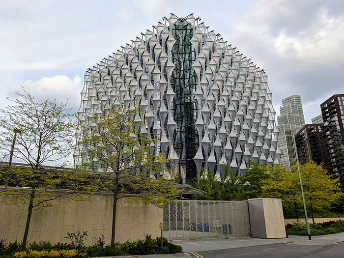 ¿Qué podría ser peor que un cubo gris? Un cubo gris con ventanas horribles. Embajada de los Estados Unidos, Londres.