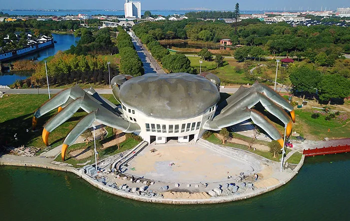 El edificio del Cangrejo Peludo de Jiangsu se refiere al "Museo Ecológico del Cangrejo Peludo", ubicado a orillas del lago Yangcheng en Kunshan, Suzhou, China.