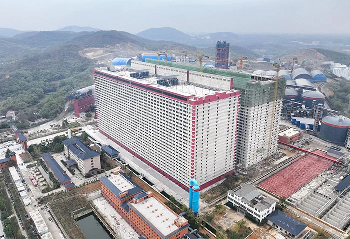 Podrías pensar que es un apartamento feo o un edificio gubernamental. Pero en realidad es una granja de cerdos. Una granja de cerdos de 26 pisos. Produce un millón de cerdos al año. China