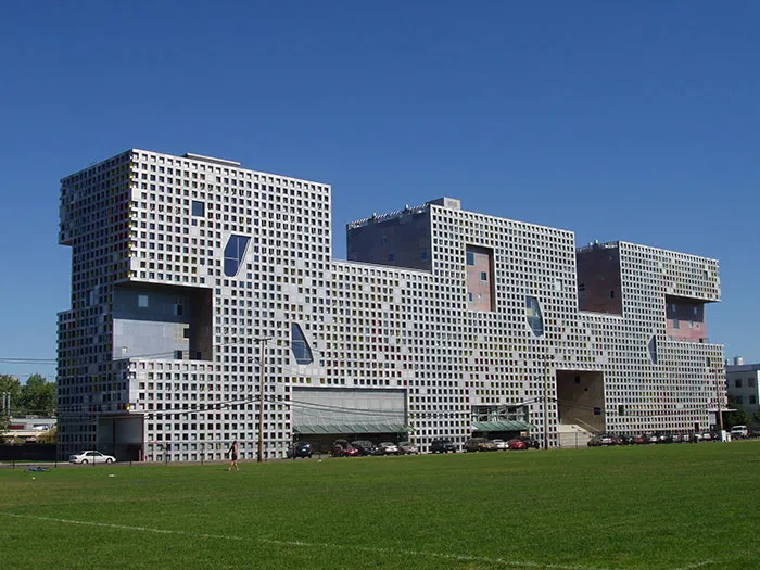 El edificio más feo de Estados Unidos es probablemente Simmons Hall, un dormitorio del Instituto Tecnológico de Massachusetts.