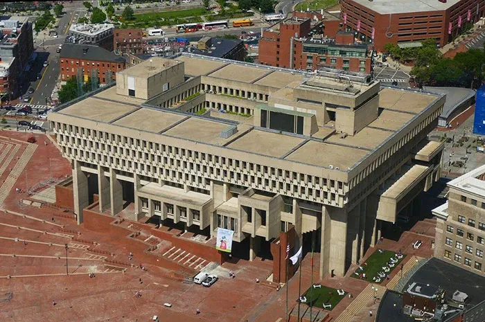 El Ayuntamiento de Boston parece una prisión