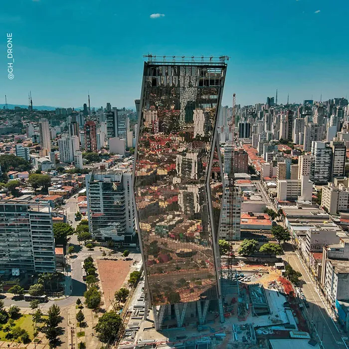 Este edificio en São Paulo. Trabajé allí un mes. Además, es feo por dentro. Simplemente se ve... mal.