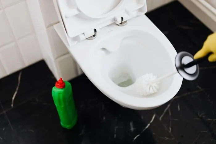 Someone Asked, “What’s A Red Flag When You Visit Someone’s House?” And 43 People Didn’t Hold Back