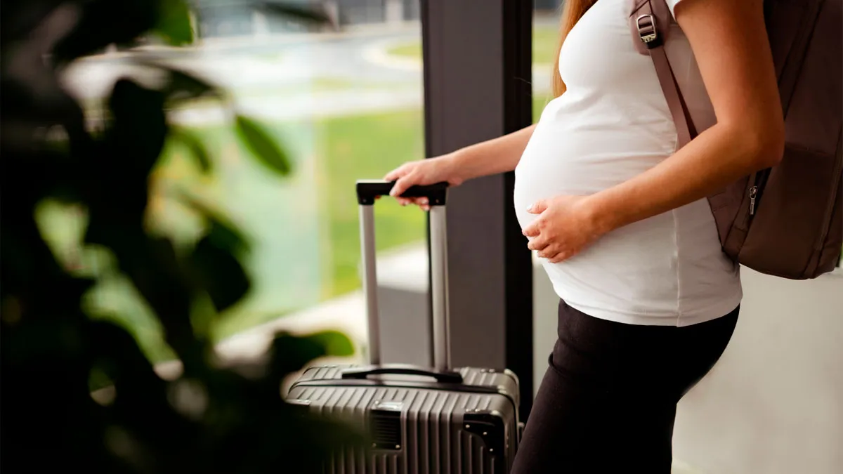 Heavily Pregnant Woman Stays In Her Seat She Paid For, Other Passengers Purposely Inconvenience Her