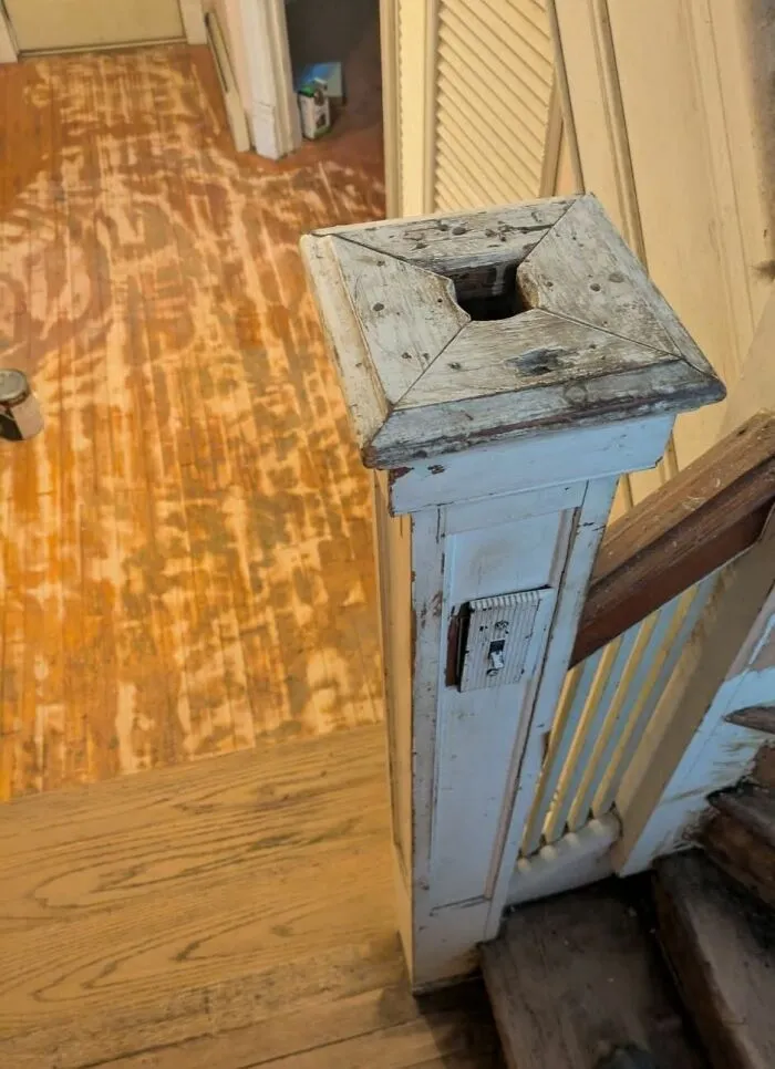 ¿Por qué hay un interruptor de luz en el poste de la escalera?