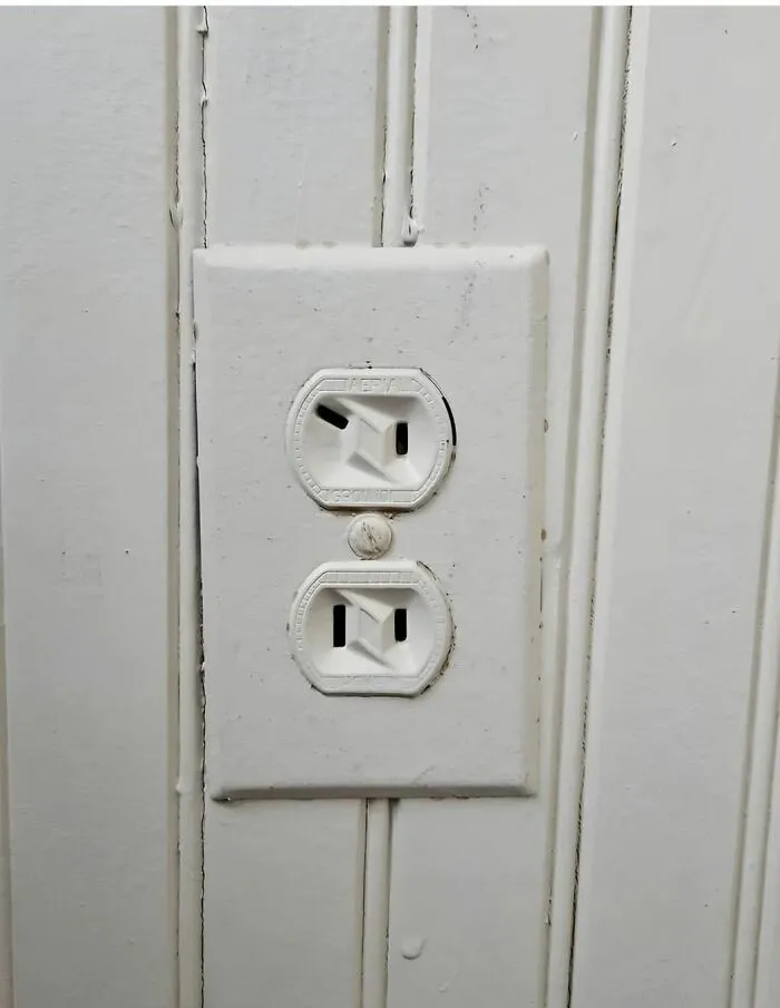 ¿Alguien ha visto alguna vez un enchufe de pared como este? Parece que me está guiñando un ojo.