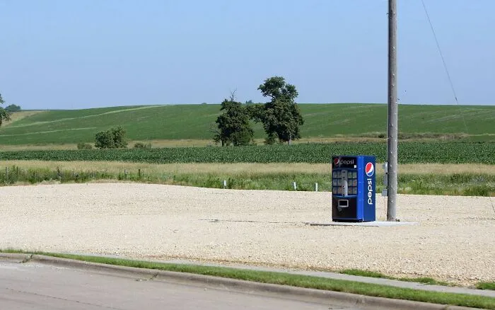 Máquina expendedora Pepsi en un espacio abierto, reflejando la vida cotidiana en distintos estados de EEUU.