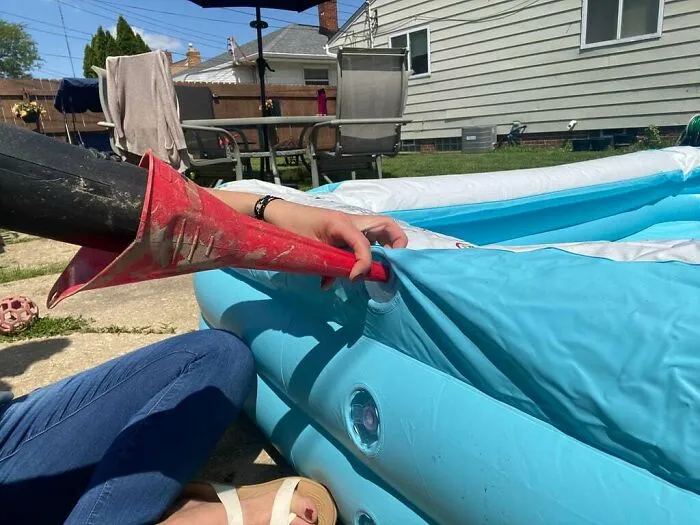 Usé un soplador de hojas y un embudo para inflar una piscina. Funcionó bastante rápido.