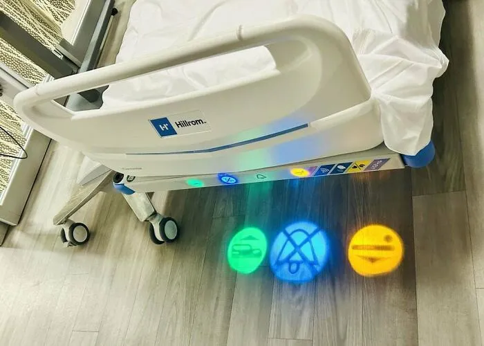 Los indicadores visuales proyectados en el suelo junto a esta cama de hospital.