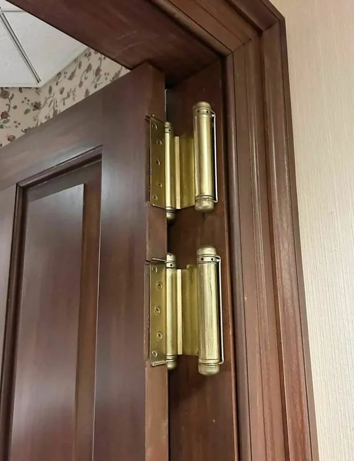 Muchas de las puertas de esta casa antigua tienen dos bisagras solo en la parte superior. ¿Alguien sabe por qué?