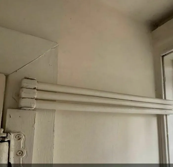 ¿Qué son esos 3 postes de madera unidos a la bisagra de la puerta que permiten que se abran hacia afuera desde la puerta trasera?