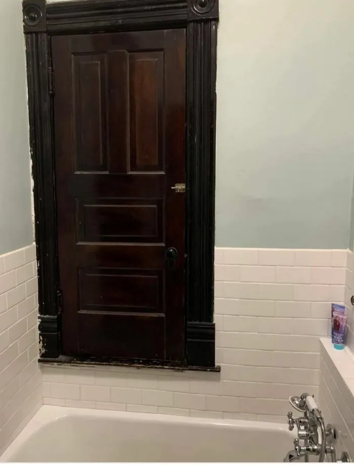 ¿Por qué una puerta de armario encima de la bañera?
