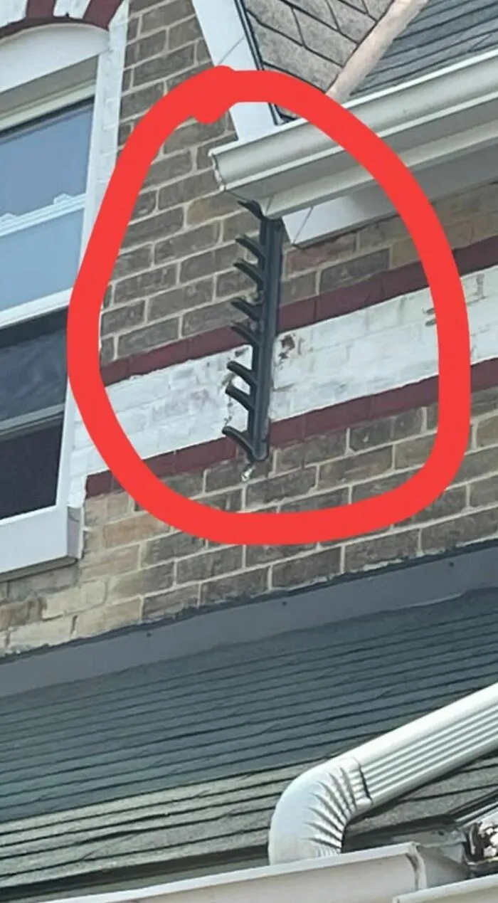 En la fachada de una casa antigua de ladrillo. ¿Para qué sirve esto?