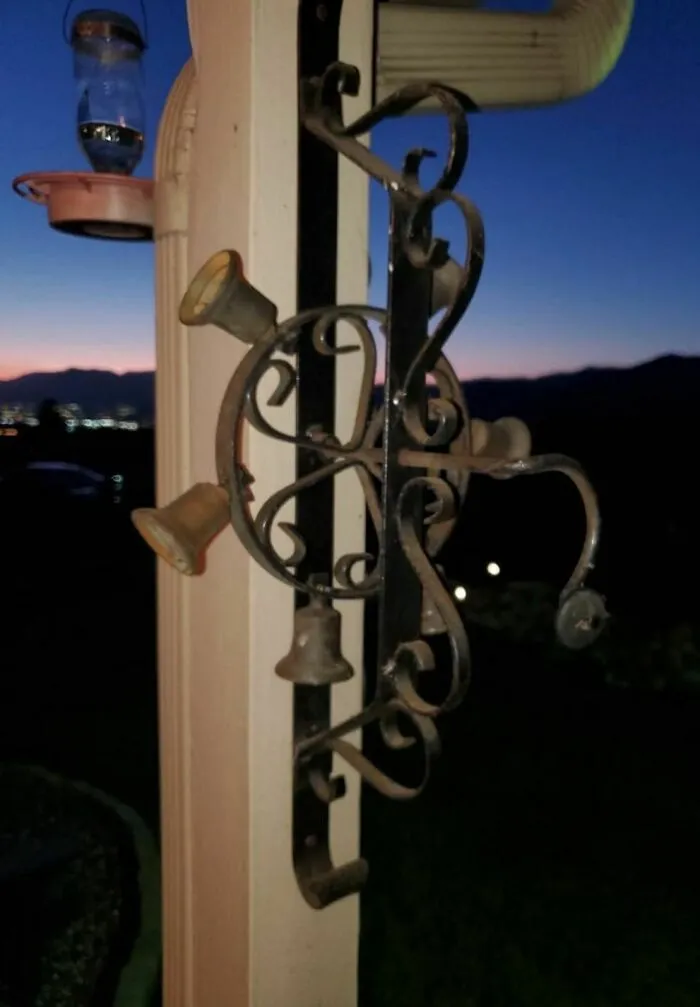 Campana para la cena. Gira la manivela, suenan las campanas, y los trabajadores de la granja vienen corriendo a cenar.
