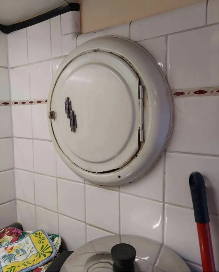 ¿Qué objeto es este que se encuentra en la cocina de una casa de los años 50?