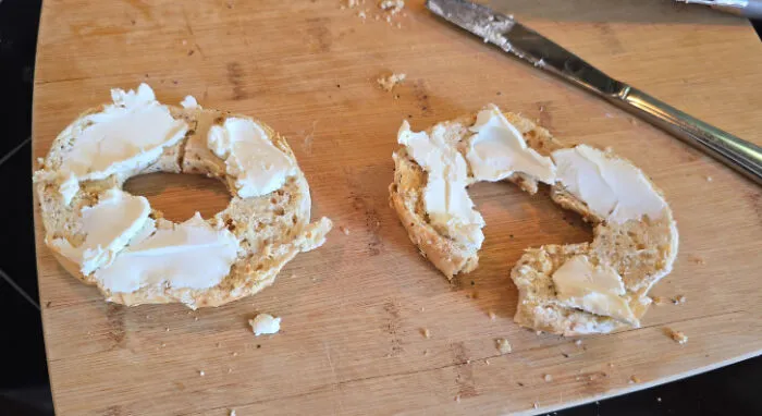 Llevo años comprando los bagels de Dempster, pero los agujeros se han agrandado tanto debido a la reduflación que ya ni siquiera aguantan cuando les unto queso crema