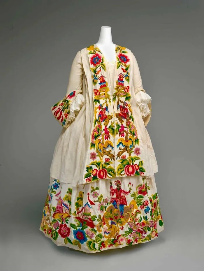 Extremely Unusual Linen Italian Dress Embroidered With Allegorical Figures Of The Four Continents In A Chinoiserie Style, 1725-1740