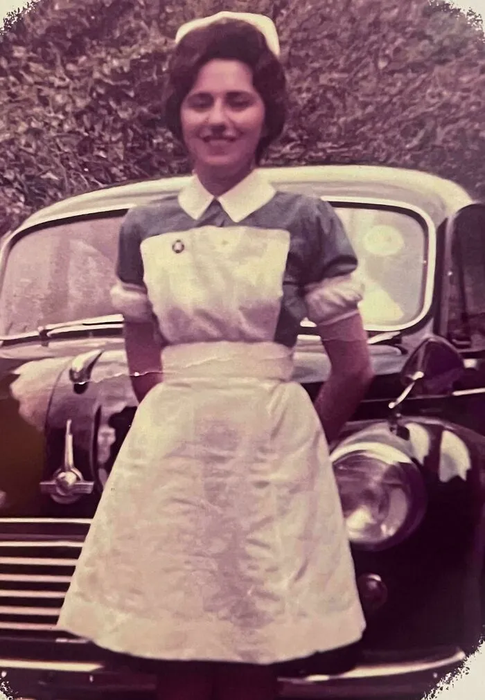 Mi querida abuela falleció esta semana a los 92 años. Aquí está cuando se graduó como enfermera en la década de 1950. ¡Me encanta su uniforme!