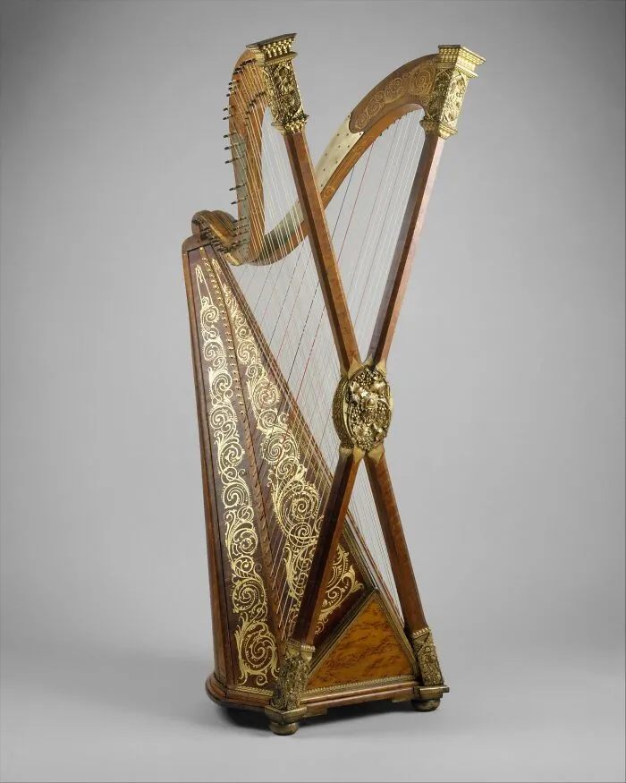 Double Chromatic Harp With Two Sets Of Strings That Cross Near Their Midpoint