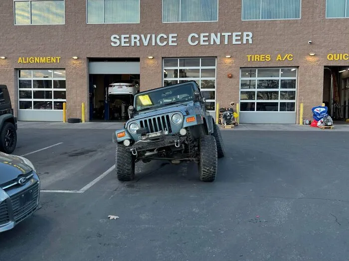 Customer Was Towing His Jeep Behind An Rv, Claims He Didn’t Notice It Was Missing A Wheel Until A Driver Flagged Him Down
