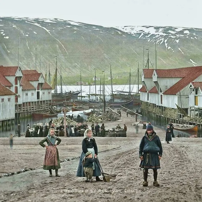 Una de las primeras fotografías conocidas de la vida callejera de Tromsø, Noruega. La imagen muestra la plaza principal de Tromsø y fue tomada por Knud Knudsen en 1875.