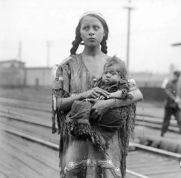 Una joven madre nativa americana con su hijo, estación de tren, c. 1930