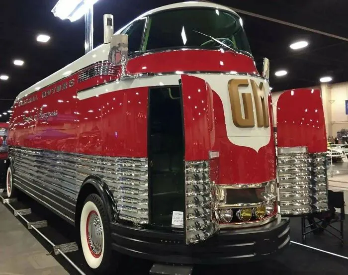 GM Futureliner Showcase Bus 1939. Harley Earl
