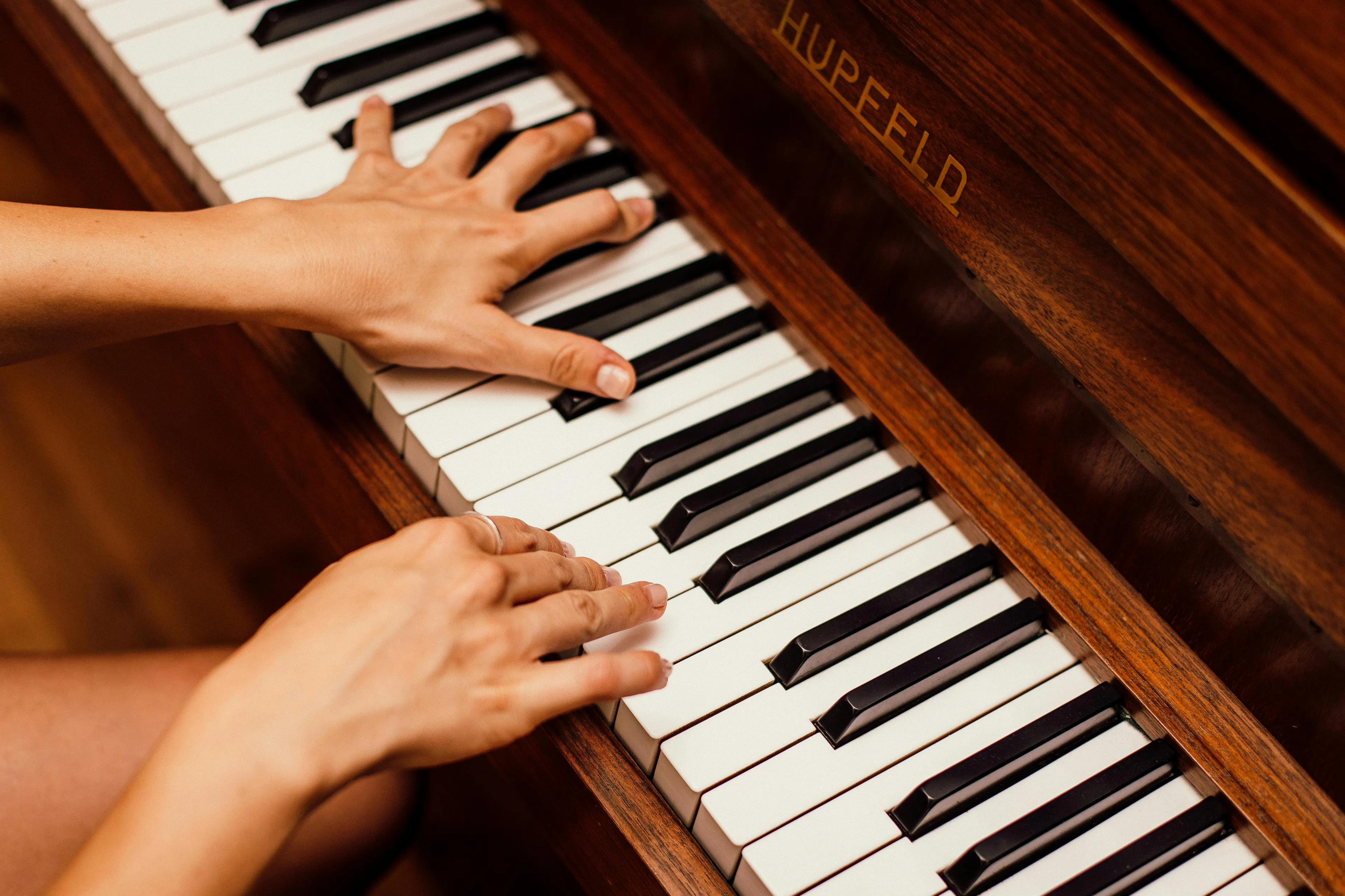 Close-up of piano keys and strings illustrating the science behind what primarily determines a musical note's pitch.