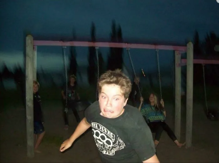 Tenía 13 años y decidimos ver quién saltaba más lejos columpiándonos. Esto fue justo antes de que me golpeara contra un poste en el parque infantil.