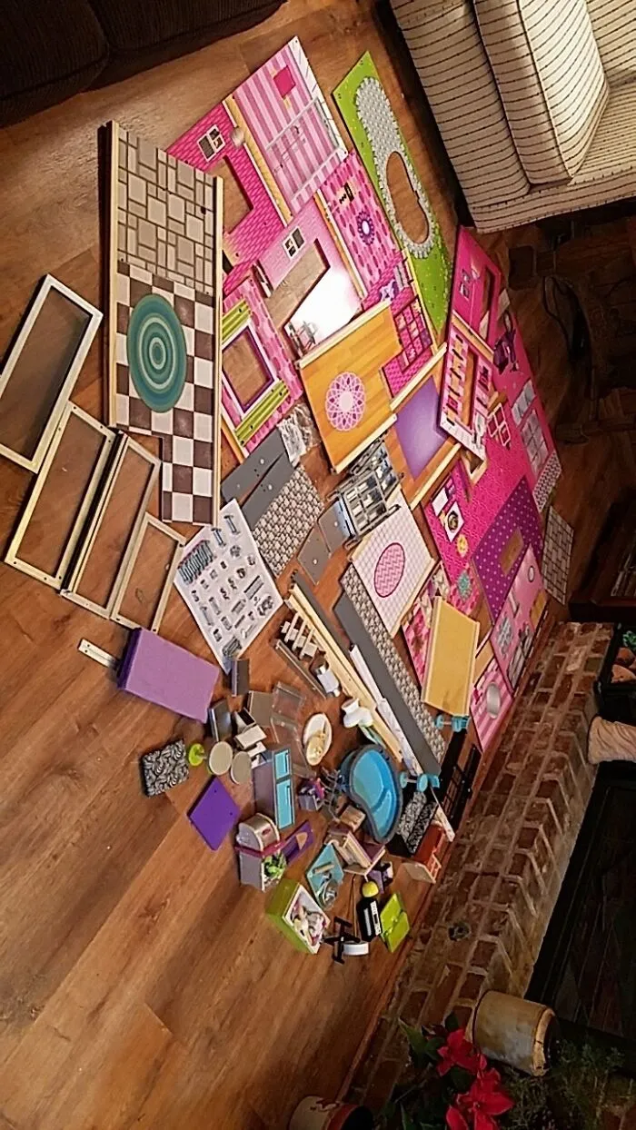 Soy un padre soltero que quería darle el regalo perfecto a esta Navidad, así que ahorré y le compré a mi hija de 3 años la casa de muñecas más grande que pude encontrar. Ahora me doy cuenta de que me pasé de la raya con esta decisión. ¡Recen por mí, por favor! Jajaja.