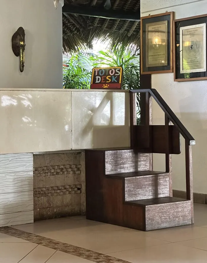 Este complejo turístico dispone de una escalera para que los niños puedan hablar con los recepcionistas a la altura de los ojos