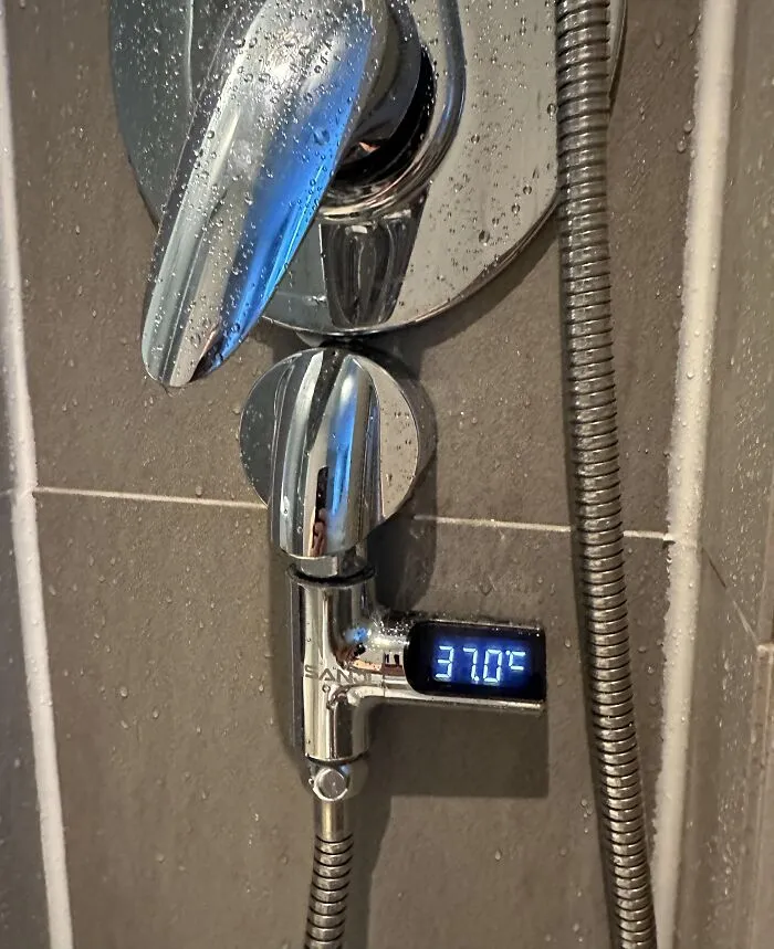 Esta pantalla en un hotel de Seúl te permite ajustar la temperatura de la ducha con una precisión de fracciones de grado.