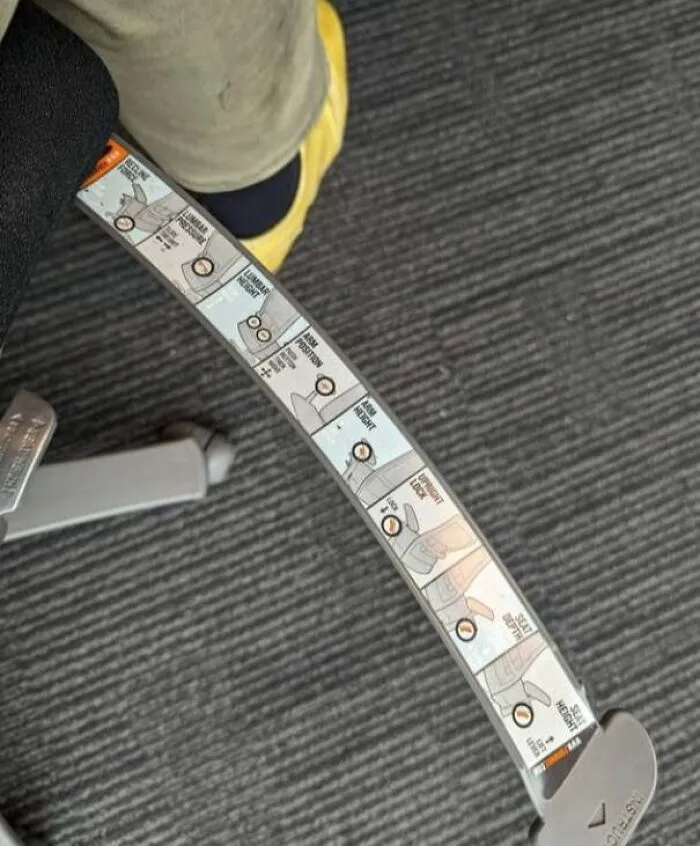Mi silla de oficina tiene un manual de instrucciones extraíble.