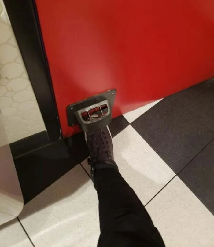 Este restaurante tiene un pedal para los baños, así que no tienes que tocar la manija.