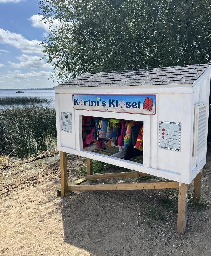 This Lake Had A “Little Library” For Lifejackets