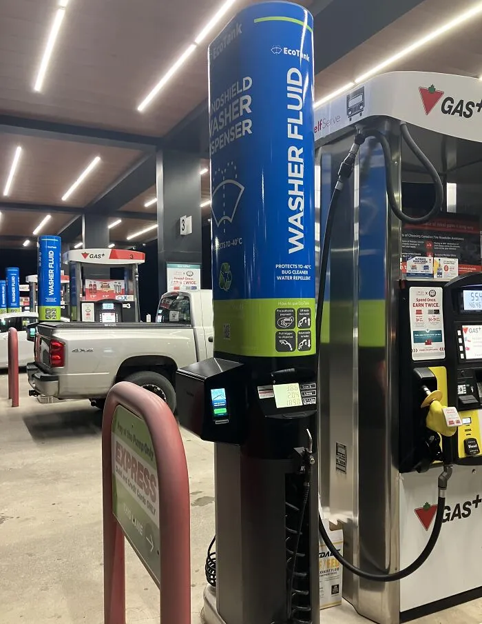 Esta gasolinera tiene un surtidor para rellenar el líquido limpiaparabrisas.