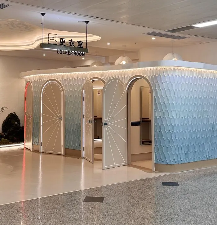 Este aeropuerto tropical cuenta con varios vestuarios para los pasajeros que llegan de lugares más fríos.