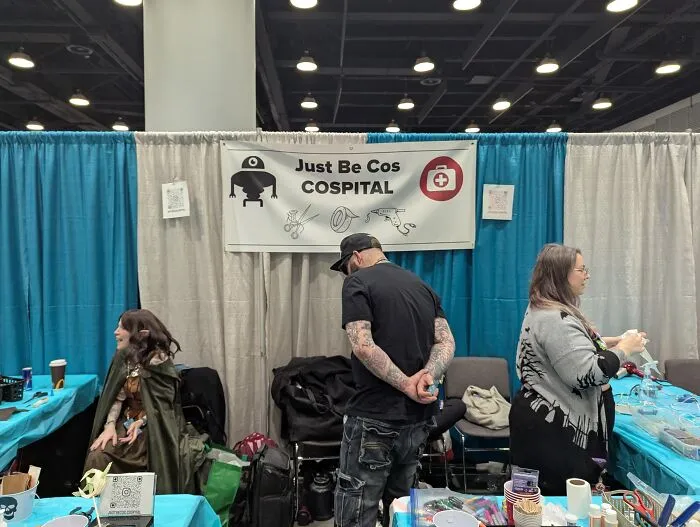 En las convenciones de comics hay hospitales de disfraces en caso de que alguna pieza del cosplay de la gente se suelte o se rompa.