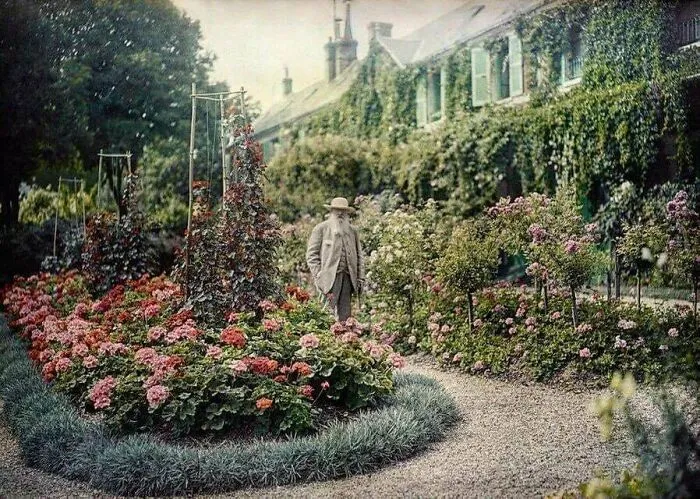 El artista Monet en su jardín en Giverny, 1921