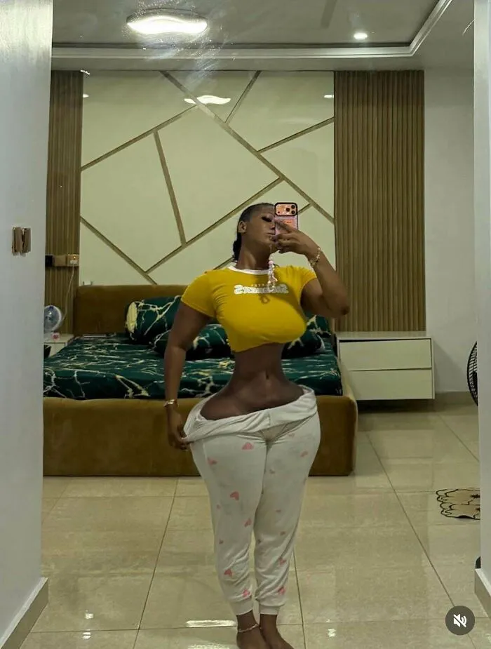 A woman with an extremely warped, edited hourglass figure in a mirror selfie representing Instagram Reality