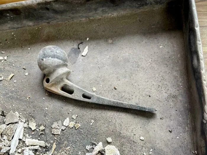 79 People Share The Strange Things Previous Owners Left Behind In Their Homes