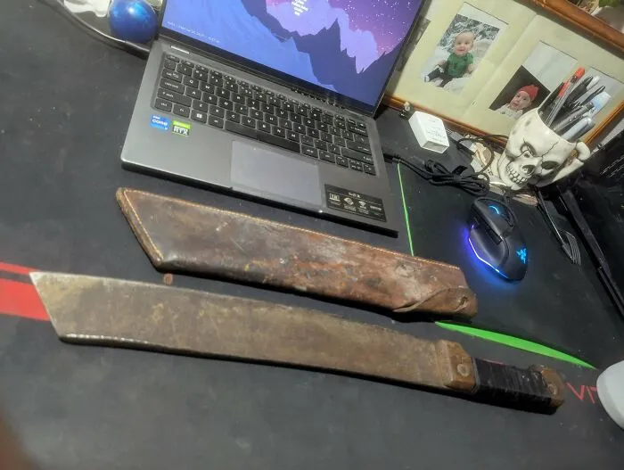 79 People Share The Strange Things Previous Owners Left Behind In Their Homes