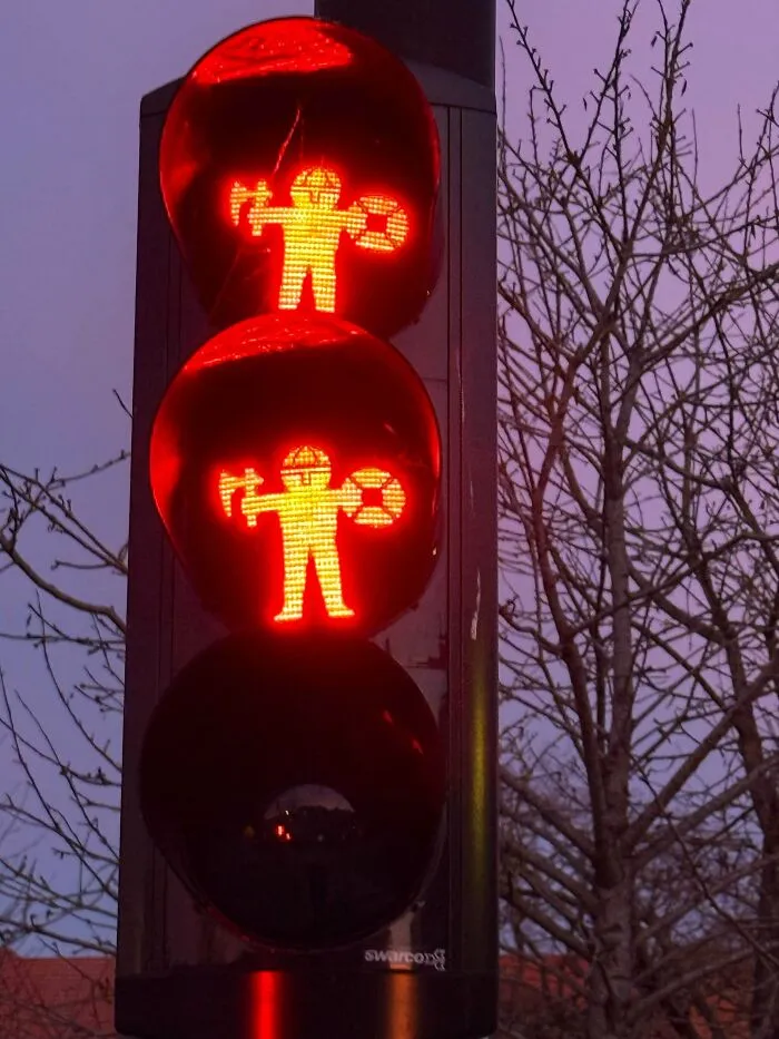 😅 What Strange Traffic Lights Have You Seen In The World?
