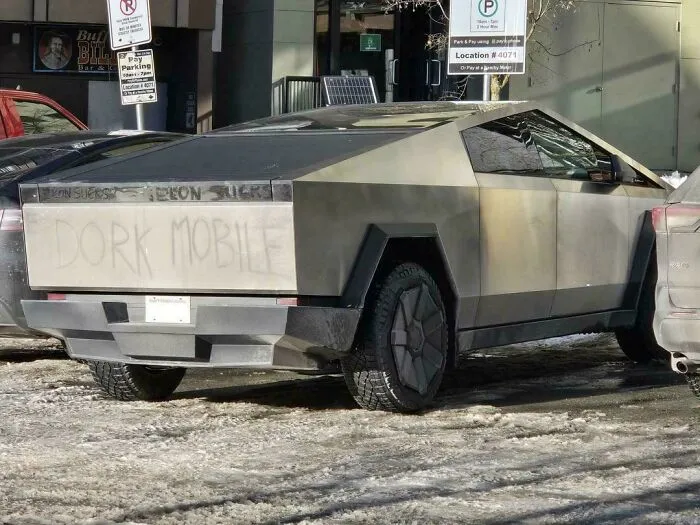 Grafiti educado y temporal hecho por canadienses en un Cybertruck