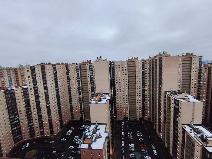 18.000 residentes y 3.700 apartamentos en un solo edificio en Kudrovo, Rusia.