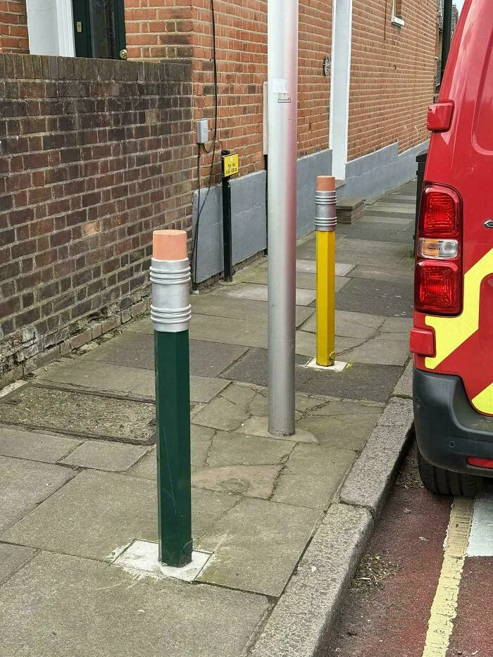 Bolardos con forma de lápiz en una calle escolar de Londres.