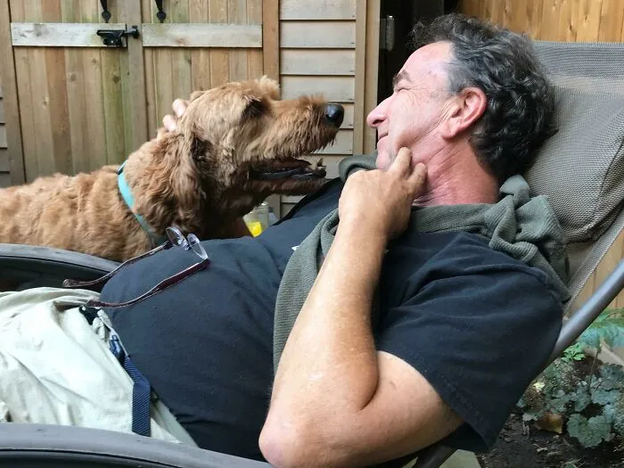 Papá antes: “Los perros son demasiada responsabilidad”. Papá ahora: “El perro es mi miembro favorito de la familia porque va conmigo al parque todas las mañanas”.