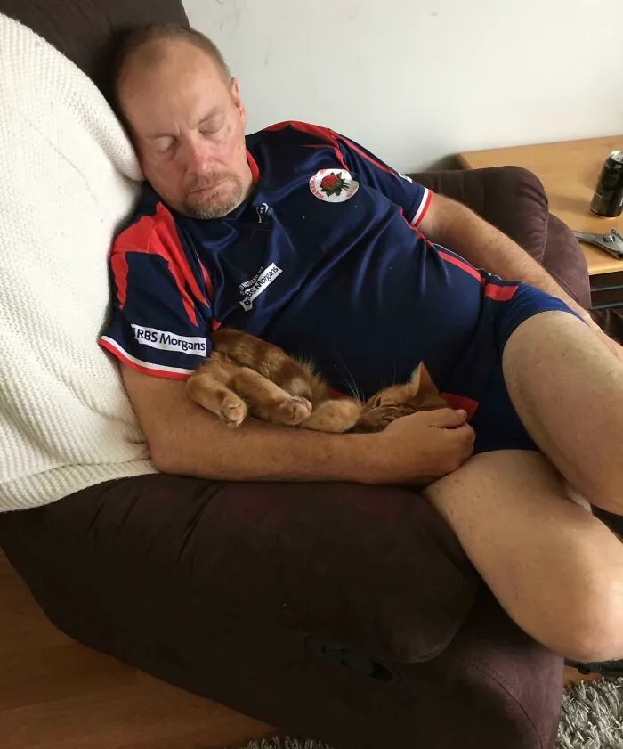 “El único gato bueno es no tener gato” - Mi padre, quien pocas horas después de llegar, reclamó a mi gatito rescatado y lo rebautizó como George. Ahora son inseparables.
