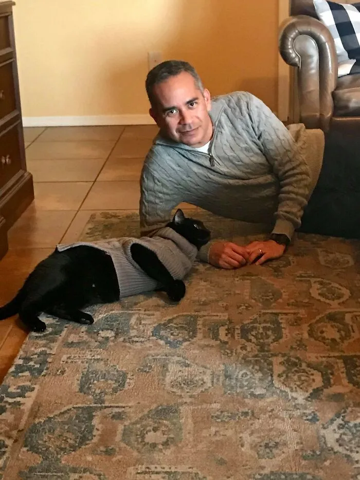 Él nunca quiso un animal en casa y ahora tienen suéteres a juego